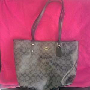 Coach medium tote bag in perfect condition!…only carried for two days!..